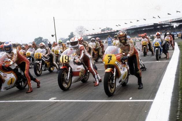 Barry Sheene (England Suzuki, re.) am Start  o0 Totale Aktion anschieben