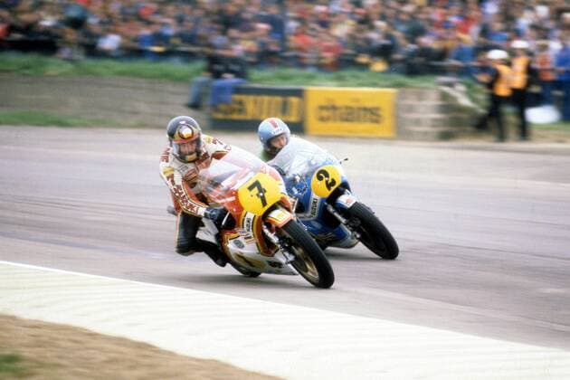 Barry Sheene (England Suzuki, li.) gegen Teuvo Länsivuori (Finnland)  o0 Lansivouri Aktion