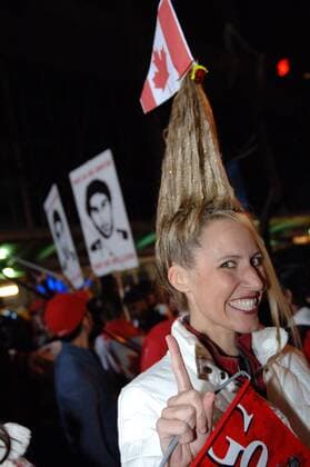 Feb 28, 2010 - Vancouver, British Columbia, Canada - Canadians celebrate Canada s Hockey Team Goldmedal win at 2010 Winter Olympic Games in Downtown Vancouver. - ZUMAbc4 o0 Fan Zuschauer Freude Sieg Frisur Haar Haare kurios