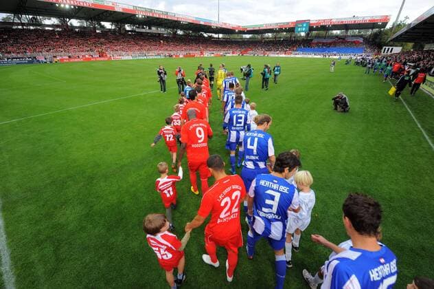 1. FC Union Berlin (rot) vs. Hertha BSC Berlin (blau): Einlauf der Teams im Stadion Alte Foersterei o0 Einmarsch, einlaufen, auflaufen, Totale