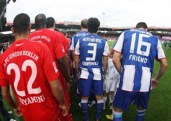 1.FC Union Berlin (rot) - Hertha BSC Berlin (blau weiß), Karim Benyamina (L), Levan Kobiashvili, Rob Friend (R)