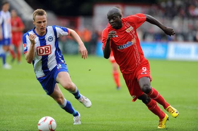 1. FC Union Berlin - Hertha BSC Berlin, Christian Lell (l., Hertha BSC) und John Jairo Mosquera (1. FC Union)