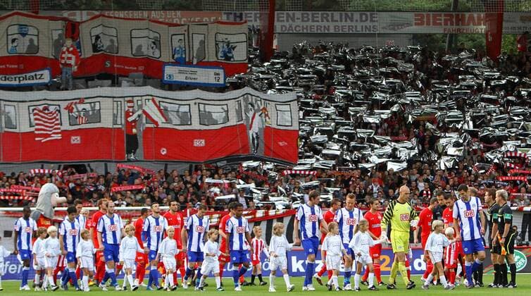 1. FC Union Berlin - Hertha BSC Berlin, Beide Mannschaften laufen vor einer Choreografie der Unions-Fans ins Stadion ein. o0 Totale Fan, Zuschauer Einmarsch