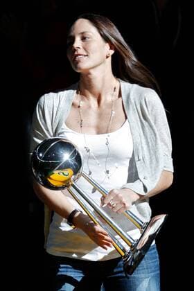 Sept. 17, 2010 - Seattle, Washington, U.S. - Storm MVP Sue Bird emerges with the trophy on the floor. The all-woman Seattle Storm basketball team returns to their home city after beating Dream 87-84 to win their 2nd WNBA title. - ZUMAst4 Objekte