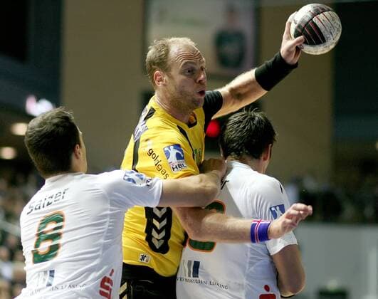 Toyota-Handball-Bundesliga - 18.09.2010 - HSG Wetzlar vs. Rhein-Neckar Löwen v. l. Timo Salzer (HSG) - Olafur Stefansson (RNL) - Daniel Valo (HSG)