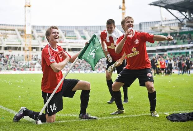 Schlussjubel Mainz, v.l. Andre SCHÜRRLE, Adam SZALAI, Lewis HOLTBY (Mainz) machen Musik, SCHÜRRLE spielt auf der Eckfahne Luftgitarre, waerend HOLTBY den Sänger spielt, Musik, Boygroup, Fussball 1. Bundesliga, SV Werder Bremen - 1.FSV Mainz 05 0:2