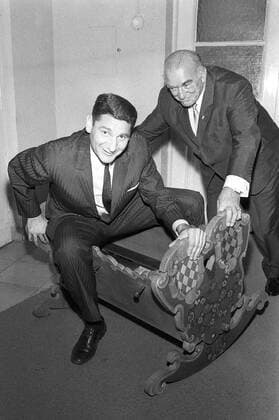 Torwart Petar Radi Radenkovic (li.) und Präsident Adalbert Wetzel (beide 1860) mit einer barocken Bauernwiege Fußball 1. BL Herren Saison 1966 1967, TSV 1860 München Gruppe München Freude, Komik,