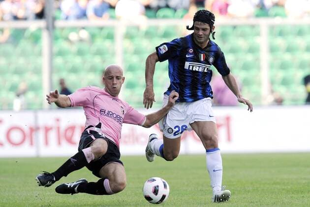 Palermo 19 09 2010 - Serie A US Palermo - Inter Mailand: Giulio Migliaccio (Palermo, li.) gegen Cristian Chivu (Inter Mailand) - 