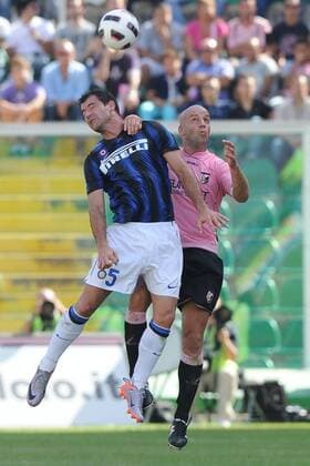 Palermo 19 09 2010 - Serie A US Palermo - Inter Mailand: Dejan Stankovic (Inter Mailand, li.) gegen Giulio Migliaccio (Palermo) - 