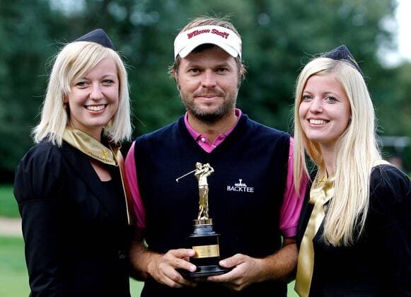 GOLF - Austrian Golf Open ATZENBRUGG,AUSTRIA,19.SEP.10 - DIVERS, GOLF - European Tour, Austrian GolfOpen, GC Diamond Country Club, Siegerehrung. Bild zeigt Sieger Jose Manuel Lara (ESP). Keywords. Trophaee, Girls.  Objekte