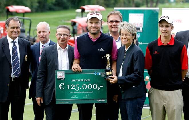 GOLF - Austrian Golf Open ATZENBRUGG,AUSTRIA,19.SEP.10 - DIVERS, GOLF - European Tour, Austrian GolfOpen, GC Diamond Country Club, Siegerehrung. Bild zeigt Praesident Franz Wittmann (OEGV), Turnierdirektor Mikael Eriksson (European Tour), Praesident Christian Guzy (Diamonds Country Club), Sieger Jose Manuel Lara (ESP, Mitte), Landesraetin Petra Bohuslav (Niederoesterreich), Matthias Schwab (AUT) und Geschaeftsfuehrer Martin Kahr (Botarin). Keywords: Scheck, Trophaee. Objekte