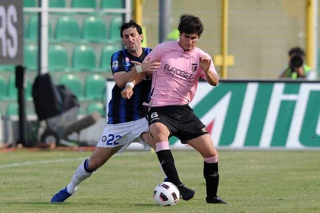 Palermo 19 09 2010 - Serie A - US Palermo (pink) - Inter Mailand - Diego Milito-Ezequiel Munoz v.li.