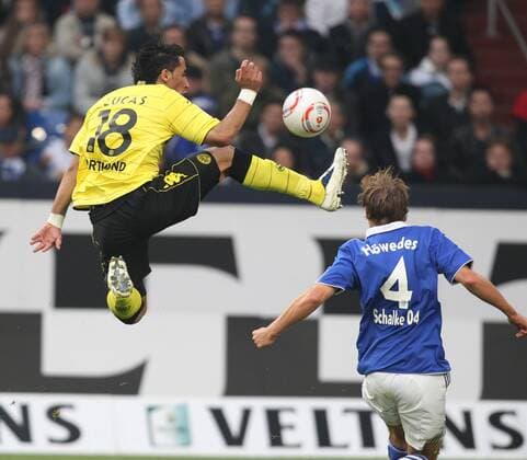 Fussball, 1.BL Saison 2010 2011 Spieltag 4 - FC Schalke 04 (blau) vs. Borussia Dortmund BVB (gelb) - 19.09.2010 VeltinsArena Gelsenkirchen - Lucas Barrios, BVB, Benedikt Höwedes (R)