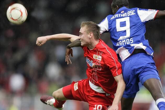 Christoph Menz (Union, L) gegen Adrian Ramos (Hertha) - 1.FC Union Berlin vs. Hertha BSC Berlin 1:1 - 2.BL 2010 11 Berlin, 17.9.2010
