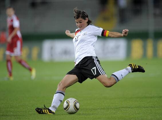 Testspiel - Deutschland vs. Kanada, Mittwoch (15.09.10) - Deutschlands Ariane Hingst am Ball.