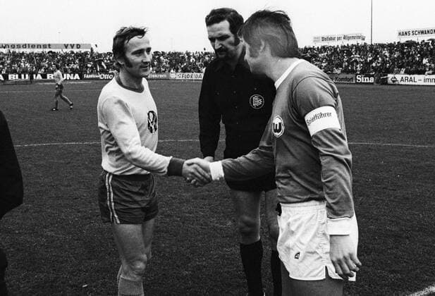 VfL Wolfsburg gegen Eintracht Braunschweig 2-0 am 10.11.1973. Begrüßung der Kapitäne Wolfgang Grzyb (Braunschweig, li.) und Wilfried Kemmer (Wolfsburg) o0 Regionalliga Nord 1973 1974, Seitenwahl