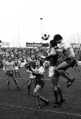 VfL Wolfsburg gegen Eintracht Braunschweig 2-0 am 10.11.1973, u.a. mit Eberhard Haun (Braunschweig, Mitte) o0 Regionalliga Nord 1973 1974,