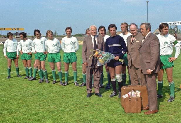 VfL Wolfsburg - Ehrung von Torwart Waldemar Fornalik (4.v.re.) durch Präsident Dr. Willi Wolf (7.v.re.), Manager Günter Brockmeyer (3.v.re.) und Betreuer Franz Harmeling (2.v.re.), dahinter Wolf Rüdiger Krause (re.), Wolfgang Matz (4.v.re.), Ingo Eismann (6.v.re.), Siegfried Otte (4.v.li.), Karl Heinz Borutta (3.v.li.) und Wilfried Kemmer (li.) o0 Regionalliga Nord 1973 1974, Funktionär, Spielerehrung, Betreuer, Aufnahmedatum geschätzt