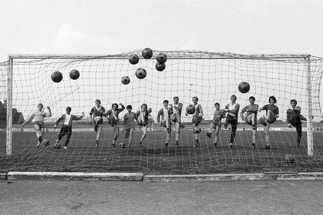 Training VfL Wolfsburg am 27.04.1972, u.a. mit Siegfried Otte (li.), Fredi Rotermund (5.v.li.), Wilfried Kemmer (7.v.li.), Torwart Dieter Grünsch (7.v.re.), Wolfgang Simon (6.v.re.), Wolfgang Matz (4.v.re.), Wolf Rüdiger Krause (3.v.re.) und Karl Heinz Borutta (2.v.re.) o0 Regionalliga Nord 1971 1972, Totale, Hintertor, Hintertorkamera, Hintertorperspektive,
