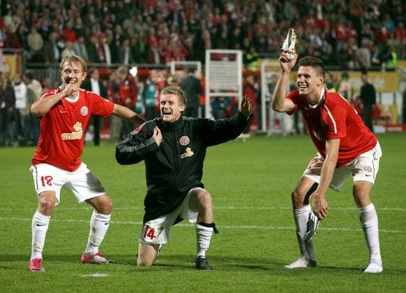 1. FSV Mainz 05 vs. 1. FC Köln - Mainzer Boygroup, v.li.: Lewis Holtby ( 1. FSV Mainz 05 ) Andre Schürrle ( 1. FSV Mainz 05 ) Adam Szalai ( 1. FSV Mainz 05 ) o0 Aufmacher Jubel Freude Ritual Jubelritual kurios Komik singen Band Musikband Musik Rock n Roll