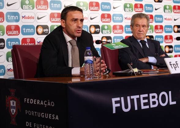 PORTUGAL,LISBON : Portugal s National team new coach Paulo Bento (L) talks to journalists and Gilberto Madail (R) president of the Portuguese Futball Federation looks during press conference at FPF Portuguese Football Federation in Lisbon on 22 September 2010 - PAULOxAMORIMxLATINPHOTO  PA001 o0 Funktionär
