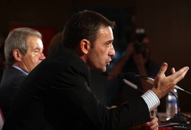 PORTUGAL,LISBON : Portugal s National team new coach Paulo Bento (R) talks to journalists and Gilberto Madail (L) president of the Portuguese Futball Federation looks during press conference at FPF Portuguese Football Federation in Lisbon on 22 September 2010 - PAULOxAMORIMxLATINPHOTO  PA008 o0 Funktionär