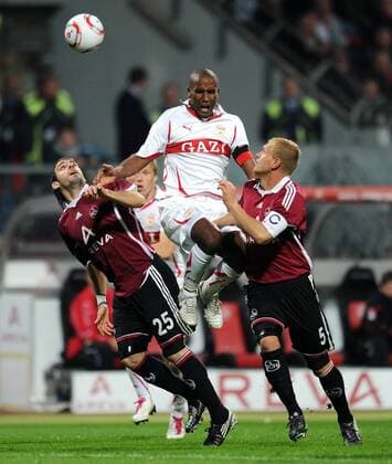 Fussball 1. Bundesliga : Saison 2010 2011 5. Spieltag 1 FC Nuernberg - VfB Stuttgart 22.09.2010 Javier Pinola (li, 1 FC Nuernberg) gegen Cacau (VfB Stuttgart, Mitte) gegen Andreas Wolf (re, 1 FC Nuernberg)  o0 Aufmacher Kampf kurios Komik