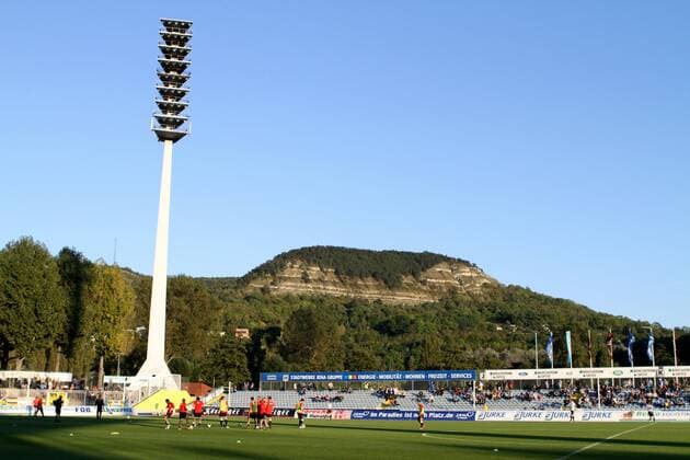 Fussball 3.Liga - FC Carl Zeiss Jena - Ernst-Abbe-Sportfeld , Stadion mit Flutlichtmast , im Hintergrund die Kernberge