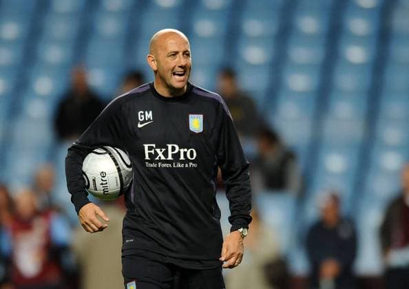 Fußball, Trainerhistorie, Aston Villa Football - Carling Cup Third Round - Aston Villa vs Blackburn Rovers - Aston Villa s Assistant coach Gary McAllister drills his squad before kick off at Villa Park, Birmingham  o0 Mc Allister, Co