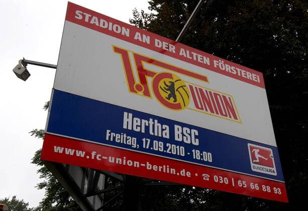 Fussball 2BL Berlin 09.09.2010 1.FC Union Berlin Stadion an der Alten Foersterei: Ankündigungsplakat 1.FC Union Berlin gegen Hertha BSC Berlin