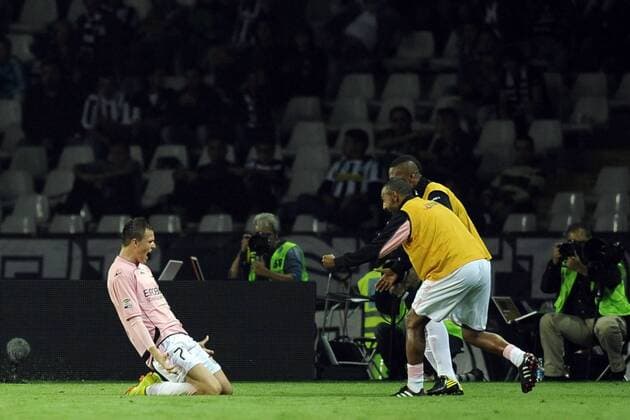 Juventus Turin Juve (Schwarz) vs US Palermo (Rosa): Josip Ilicic li.  o0 Jubel Freude