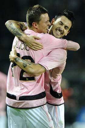 Juventus Turin Juve (Schwarz) vs US Palermo (Rosa): Josip Ilicic li. - Mauricio Pinilla  o0 Jubel Freude