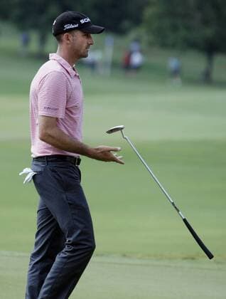 Sept. 23, 2010 - Atlanta, USA - 100923 Atlanta - Geoff Ogilvy Australia, who finished his round at 4-under par for a share of the lead, gives his putter a flip after sinking a birdie putt on the 9th green during the first round of The Tour Championship at East Lake Golf Club in Atlanta on Thursday, Sept. 23, 2010. . - ZUMAaj1 Fed Ex Fedexcup