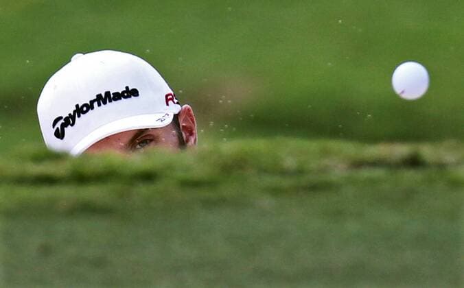 Sept. 23, 2010 - Atlanta, USA - 100923 Atlanta - Dustin Johnson USA, ranked 2nd in FedEx Cup points, eyes his shot from the trap to the 2nd green during his opening round of The Tour Championship at East Lake Golf Club in Atlanta on Thursday, Sept. 23, 2010. . - ZUMAaj1 Fed Ex Fedexcup o0 Sponsor Wirtschaft Taylormade Ausrüster Hersteller Wirtschaft
