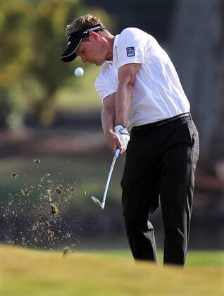 Sept. 23, 2010 - Atlanta, USA - 100923 Atlanta - Luke Donald England blasts his fairway shot to the 17th green on his way to a birdie to go 4-under par for a share of the first round lead in The Tour Championship at East Lake Golf Club in Atlanta on Thursday, Sept. 23, 2010. . - ZUMAaj1 Fed Ex Fedexcup