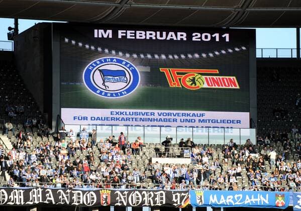 2. Bundesliga, Fußball, Saison 2010 11, Hertha BSC Berlin - , Anzeigetafel mit einer Werbung für den Vorverkauf zum Spiel Hertha BSC - 1. FC Union im Februar 2011, 21.09. 2010, o0 Anzeigetafel, Anzeige, Tafel, Stadionanzeige Fan, Zuschauer Totale Objekt