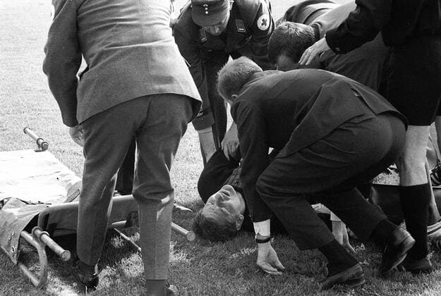 Torwart Petar Radi Radenkovic (1860) wird verletzt am Boden liegend behandelt Fußball 1. BL Herren Saison 1966 1967, TSV 1860 München - Eintracht Frankfurt 2:1 Gruppe München