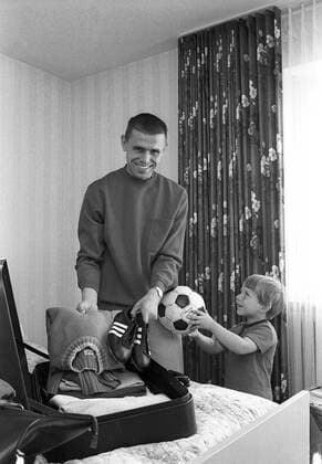 Friedhelm Timo Konietzka (BR Deutschland TSV 1860 München) packt mit Sohn Oliver zusammen seinen Koffer Fußball 1. BL Herren Saison 1966 1967, TSV 1860 München, Fotoshooting, Fotostory, Homestory, privat, BRD Gruppe München Freude,