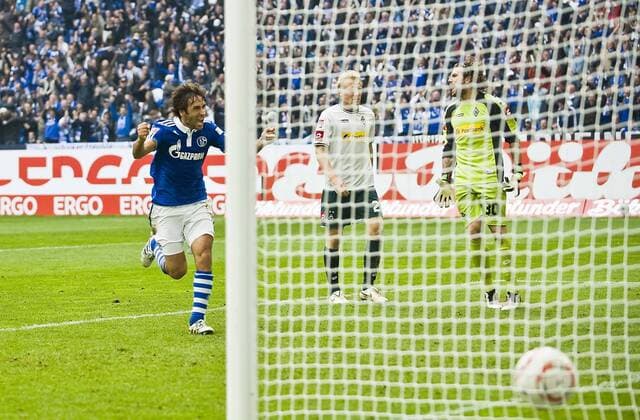 Jubel Raul (S04) nach seinem Tor zum 2:2, der ball liegt im Netz, dahinter Torwart Logan BAILLY r. und Tobias LEVELS (Gladbach) enttaeuscht, FC Schalke 04 - Borussia Mönchengladbach o0 Jubel, Freude Aufmacher