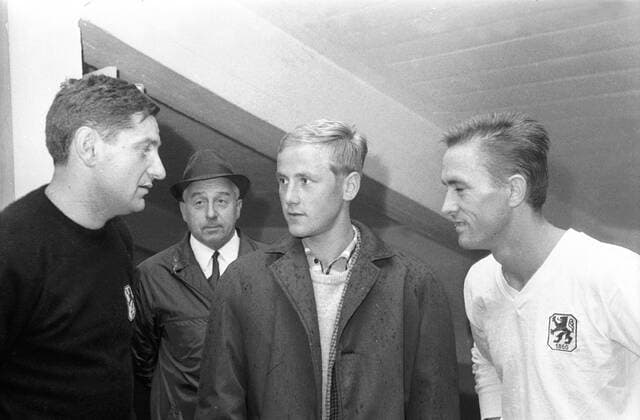 Wolfgang Lex (Mitte) mit Torwart Petar Radi Radenkovic (li.) und Rudolf Zeiser (alle 1860) Fußball Herren Saison 1966 1967, TSV 1860 München - AS Rom 4:3, Test, Testspiel Gruppe Augsburg