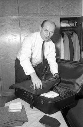 Trainer Gunther Baumann (1860) packt seinen Koffer Fußball 1. BL Herren Saison 1966 1967, TSV 1860 München, Fotoshooting Einzelbild München