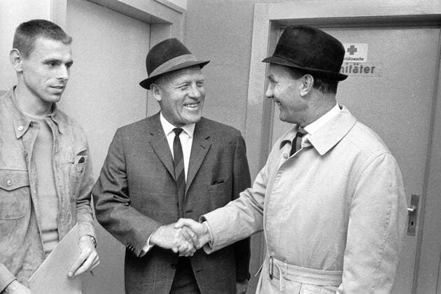 Gute Laune bei 1860, v. li.: Friedhelm Timo Konietzka, der neue Trainer Albert Sing und der alte Trainer Gunther Baumann Fußball Herren Saison 1966 1967, Test, Testspiel, TSV 1860 München - AC Mailand 0:0 Gruppe München Freude,