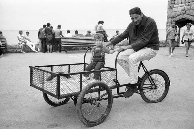 Torwart Petar Radi Radenkovic (1860) fährt mit seiner Tochter Naols mit einem Fahrrad die Promenade von Budva entlang Fußball Herren Saison 1966 1967, TSV 1860 München, Urlaub, Freizeit, Gruppe Budva