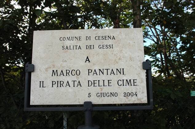 Memorial Pantani 2010: Eine Gedenktafel erinnert an den im Jahre 2004 verstorbenen Radfahrer Marco Pantani (ITA)  o0 Objekte Tafel Schild Gedenken Erinnerung Andenken gestorben verstorben Tod