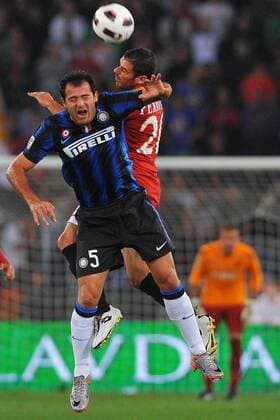 AS Rom (rot) - Inter Mailand (blau): Dejan Stankovic (li.) gegen Simone Perrotta 
