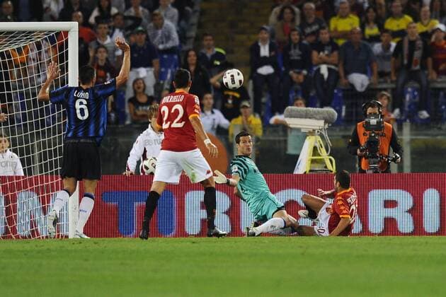 AS Rom (rot) - Inter Mailand (blau): Simone Perrotta (re.) gegen Torwart Julio Cesar (Inter) 