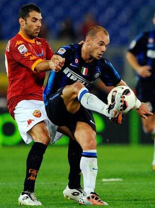 AS Rom (rot) - Inter Mailand (blau): Wesley Sneijder (re.) gegen Simone Perrotta 