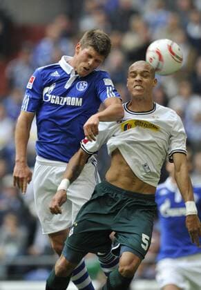 25.09.2010, Fussball-Bundesliga, FC Schalke 04 (blau) - Borussia Moenchengladbach Gladbach (weiss) 2:2 -- Bamba ANDERSON (R) im Luftkampf mit Klaas-Jan HUNTELAAR 25.09.2010 german Bundesliga, Schalke 04 vs Borussia Moenchengladbach 2:2 -- ANDERSON wins a header against Klaas-Jan HUNTELAAR celebrates his goal o0 Gelsenkirchen