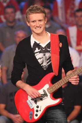 ANDRE SCHUERRLE (FSV Mainz 05) - Der Youngstar des FSV Mainz 05 während einer Performance im Aktuellen Sportstudio bei der der ritualisierte Torjubel im Stile einer Band mit imaginären Instrumenten showgerecht mit echten Instrumenten inszeniert wird - Die Bruchweg Boys -SPORTSTUDIO MAINZ 25.9.10 o0 kurios Komik Instrument E Gitarre Gitarrist Objekte Musik