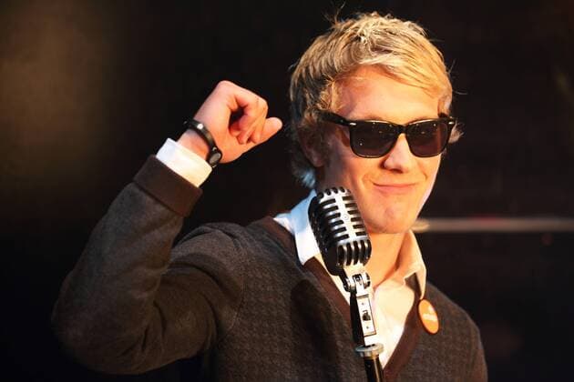 LEWIS HOLTBY (FSV Mainz 05) - Der Youngstar des FSV Mainz 05 während einer Performance im Aktuellen Sportstudio bei der der ritualisierte Torjubel im Stile einer Band mit imaginären Instrumenten showgerecht mit echten Instrumenten inszeniert wird - Die Bruchweg Boys - SPORTSTUDIO MAINZ 25.9.10 o0 kurios Komik Sänger Mikrofon Objekte Musik Musikgruppe